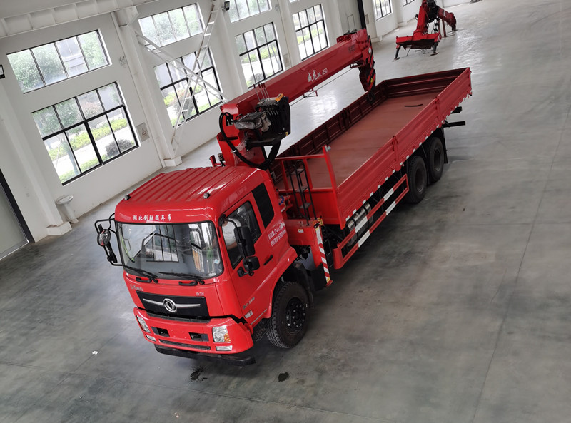 国六东风畅行D3V后双桥程力12吨吊机