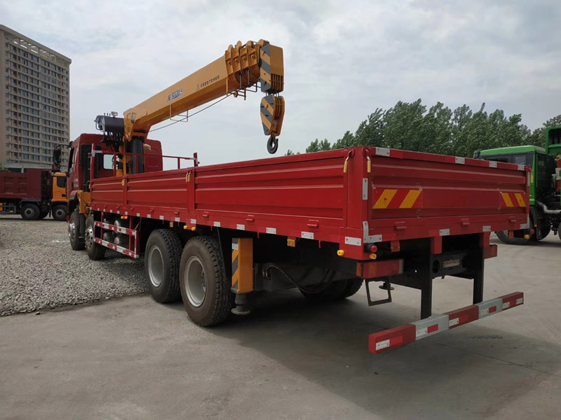 国六柳汽前四后八随车吊